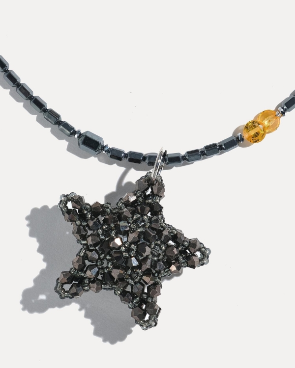 Колье с черной звездой из кристаллов бусин GREY STAR COFFEE X LEMONS 