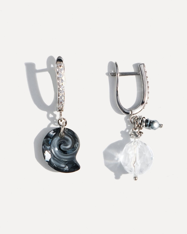 Серьги с ракушкой, кристаллами Swarovski и горным хрусталем