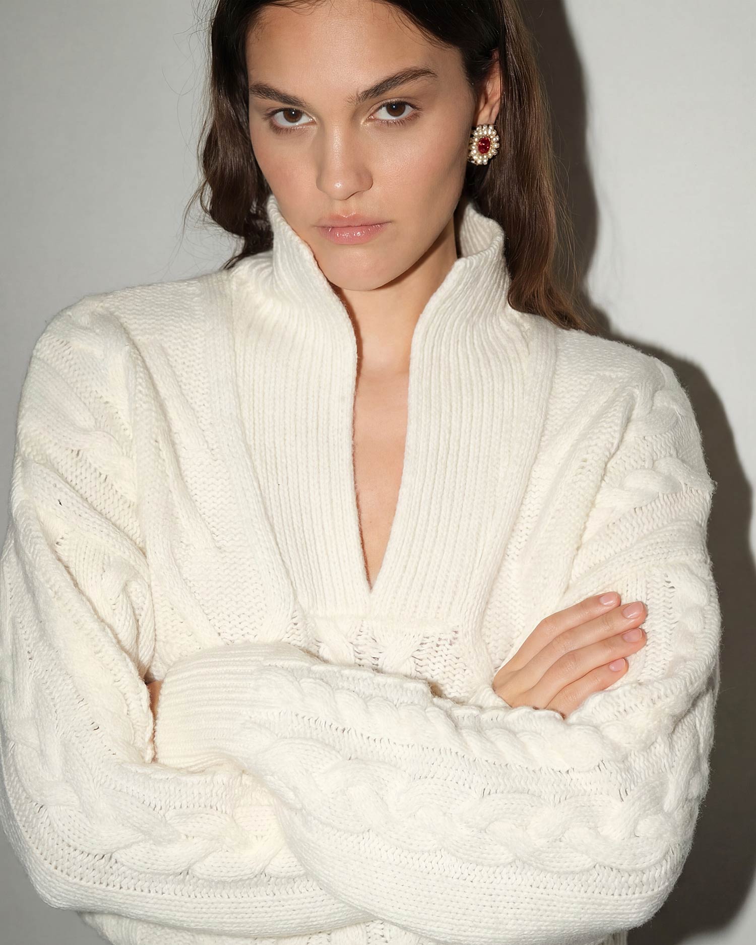 Белый теплый джемпер с косами и вырезом от COFFEE x LEMONS