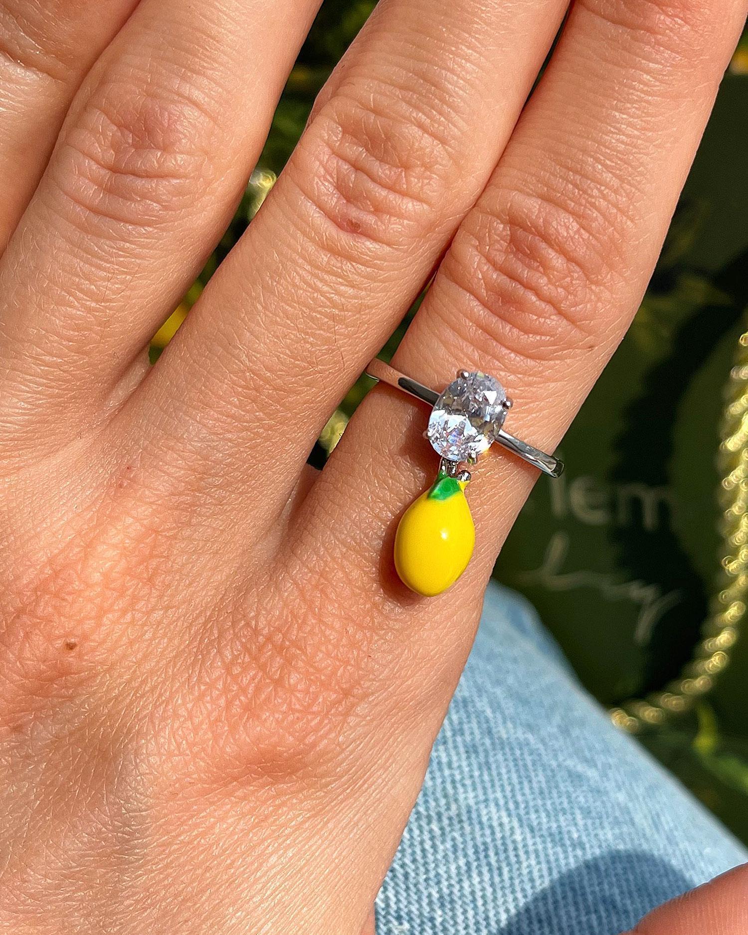 Серебряное кольцо с подвеской в виде лимона 