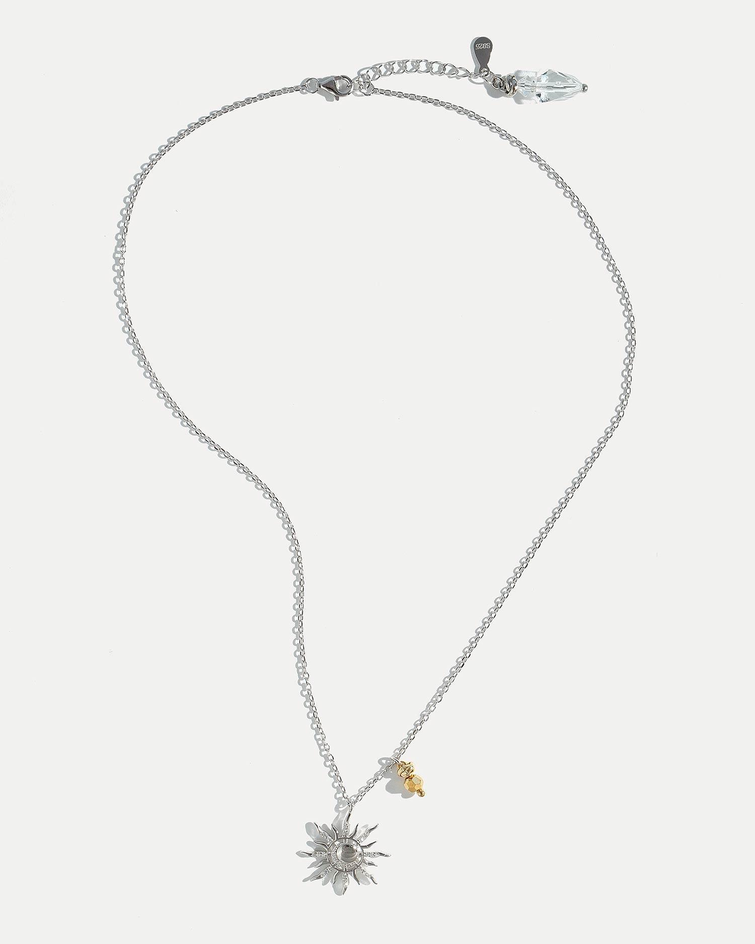 Колье на тонкой серебряной цепочкой с подеской в виде солнца (shop_cxl_1101.jpg) Колье на тонкой серебряной цепочкой с подеской в виде солнца