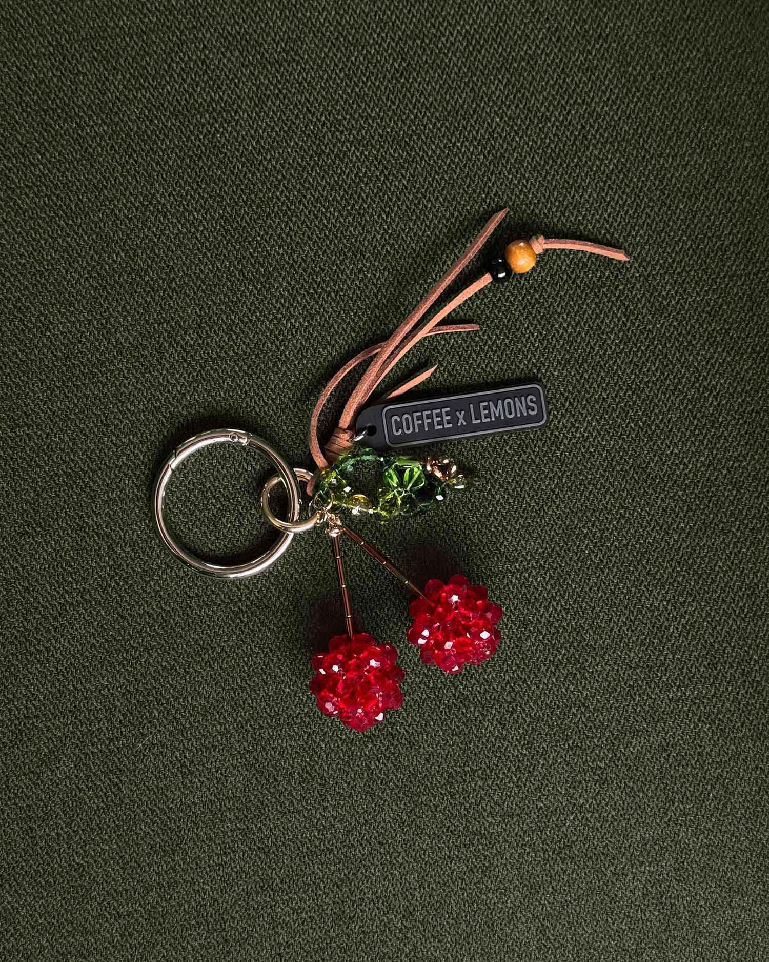 Украшение сумки брелоками и обвесами COFFEE X LEMONS