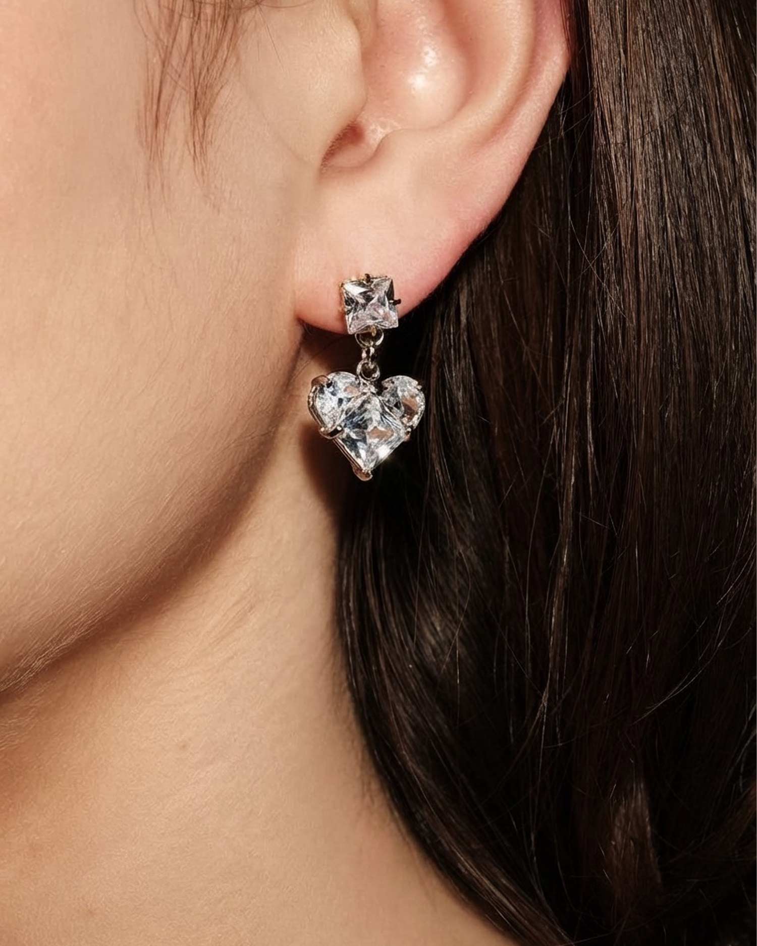 Серьги ручной работы в виде сердечек из фианитов