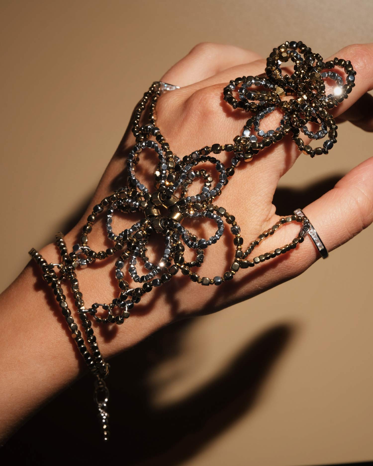 Расшитый бусинами браслет ручной работы от COFFEE x LEMONS