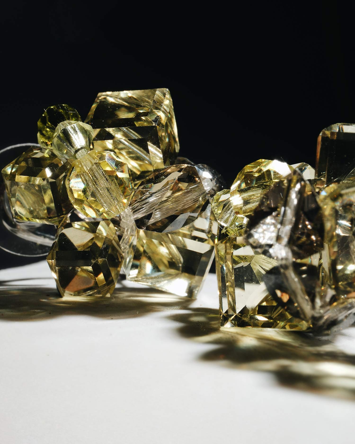 Крупные серьги гвоздики ручной работы с хрустальным стеклом лимонного цвета