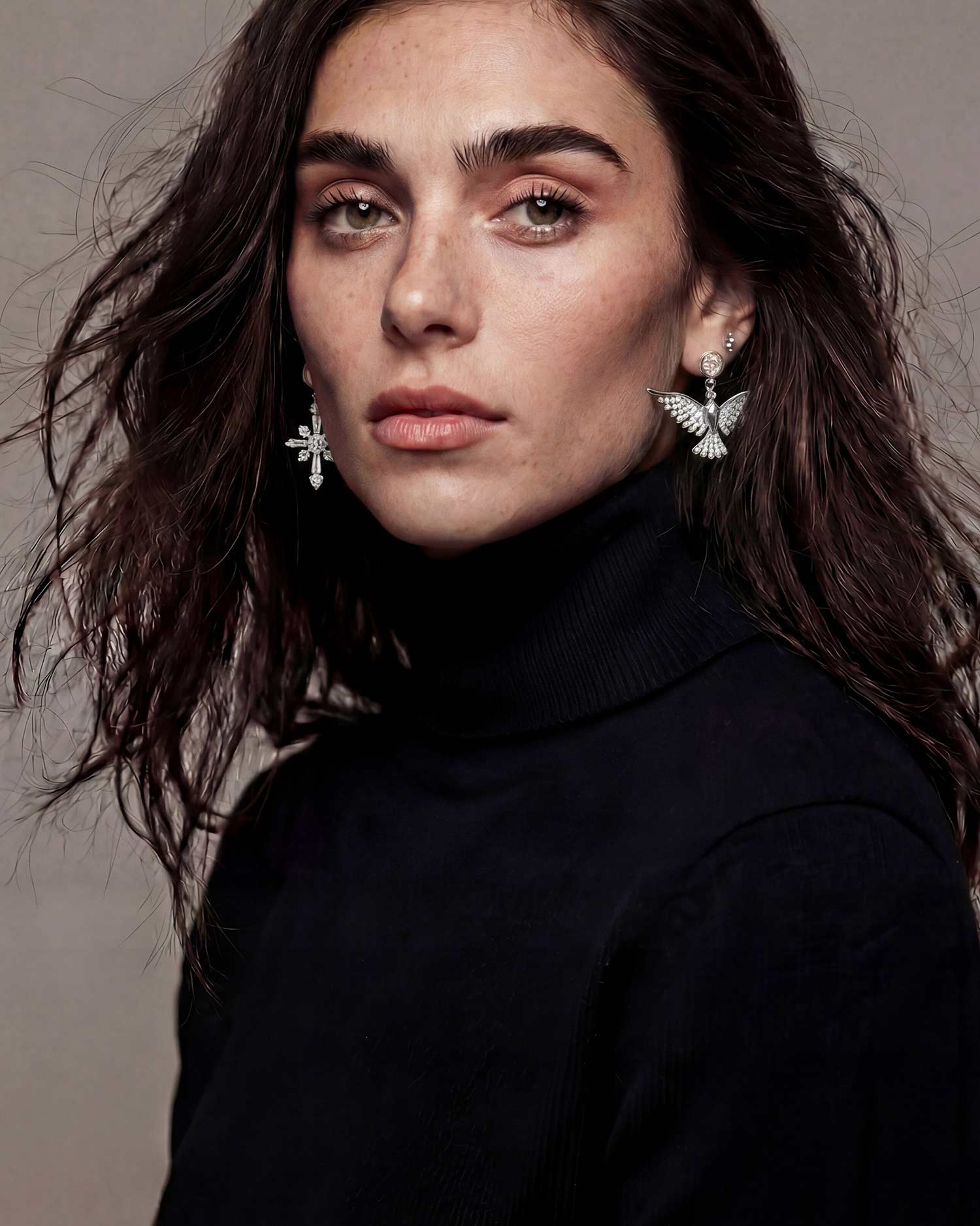 Серьги ГОЛУБЬ МИРА с подвеской голубь и крестом, фианиты, позолота 18K и родирование, серьги на модели