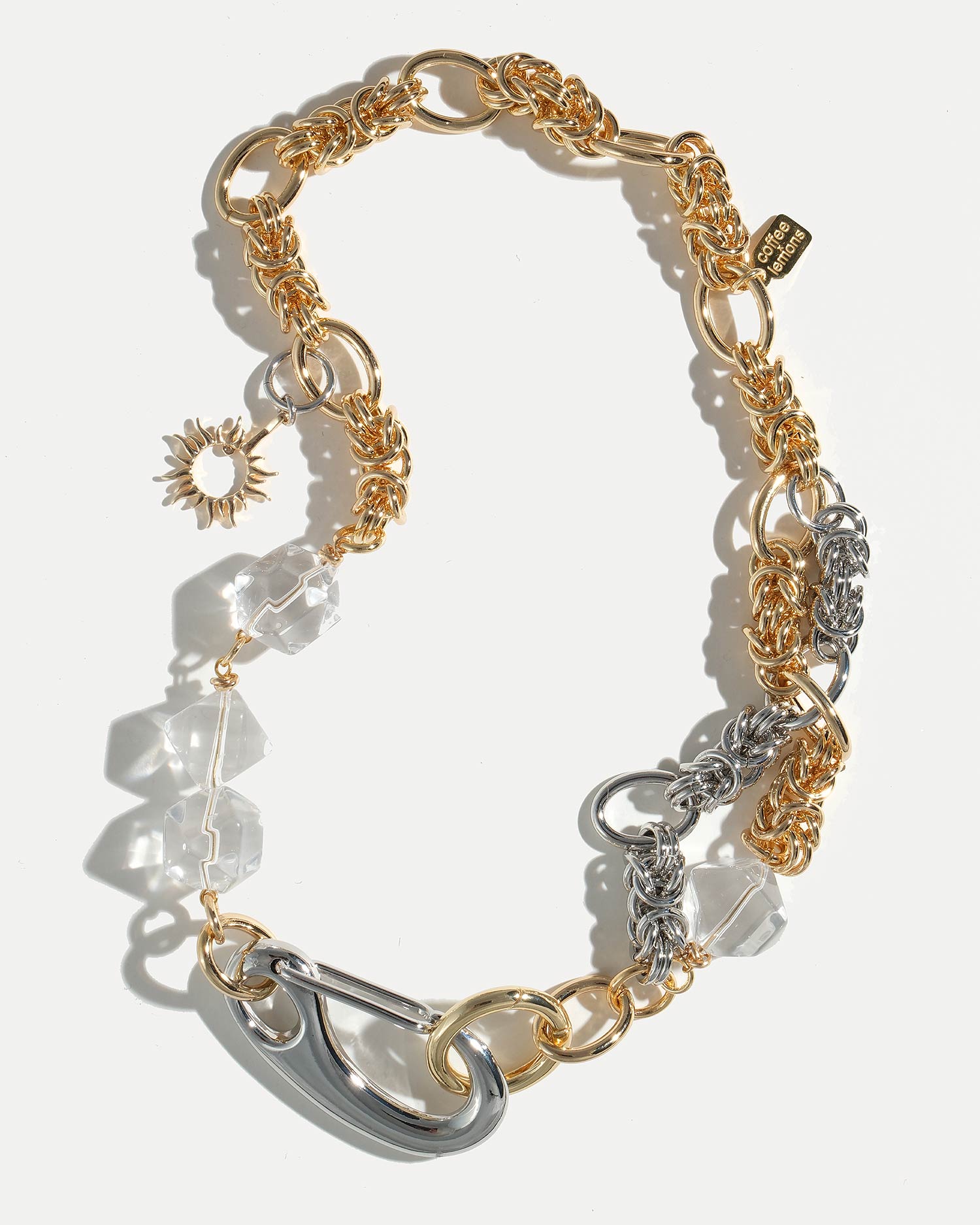 Золотое колье с подвеской в виде солнца