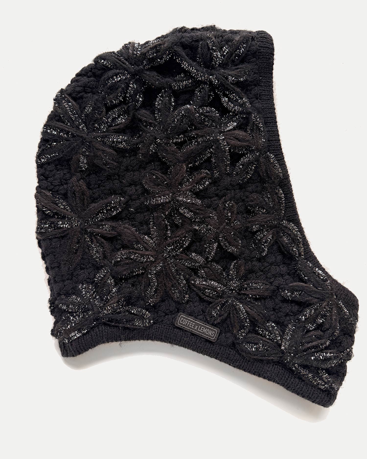 Черный чепчик ручной работы расшитый цветам