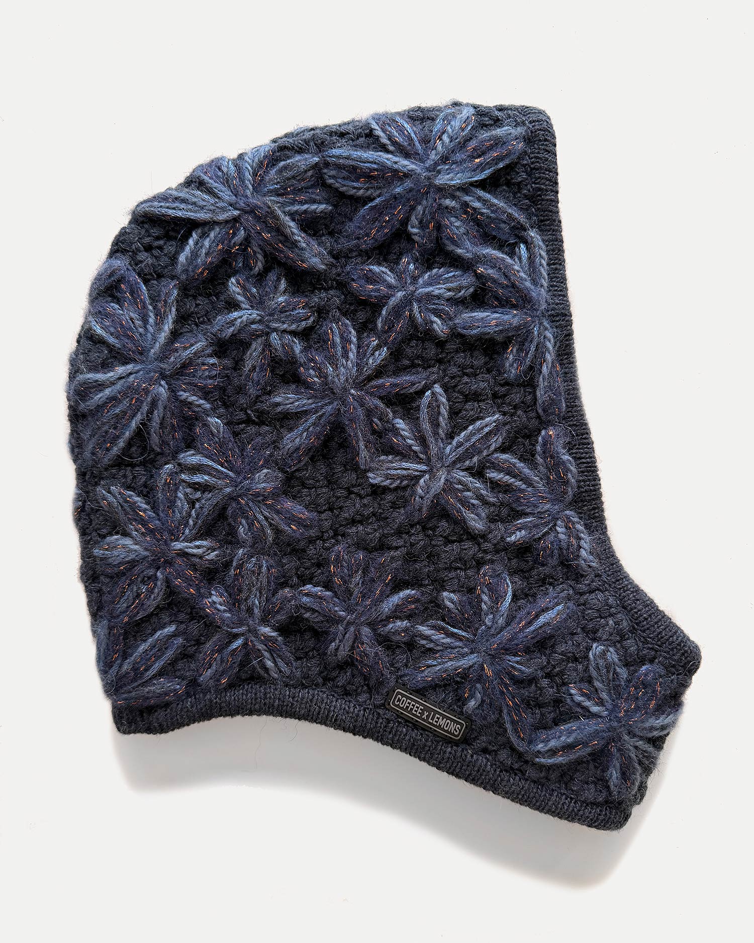 Синий чепчик ручной работы расшитый цветам