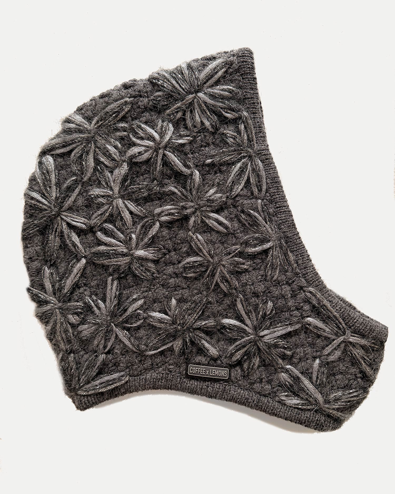 Серый чепчик ручной работы расшитый цветам