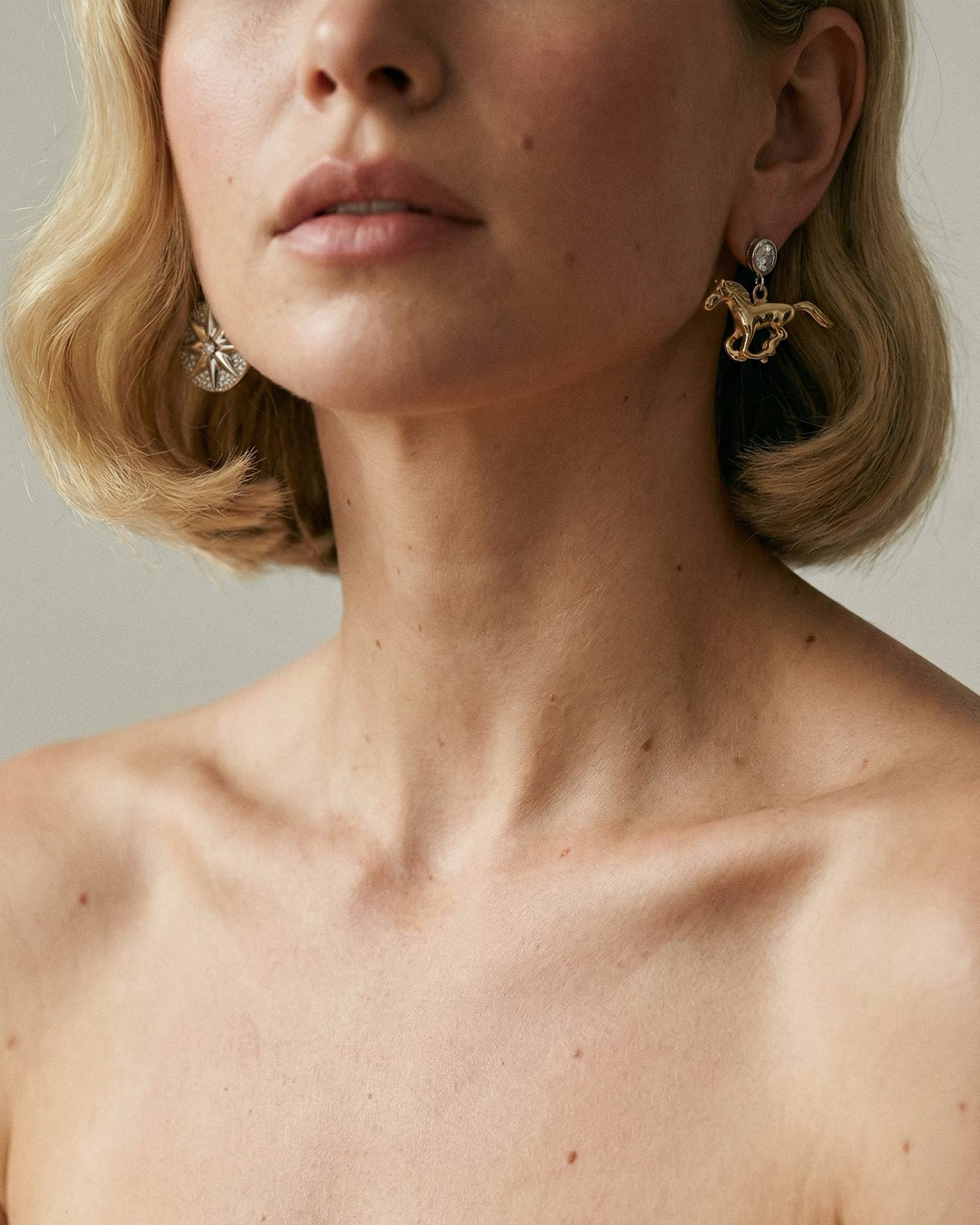 Серьги PEGASS STAR с подвеской лошадь и звездой, позолота 18K и родирование, серьги на модели