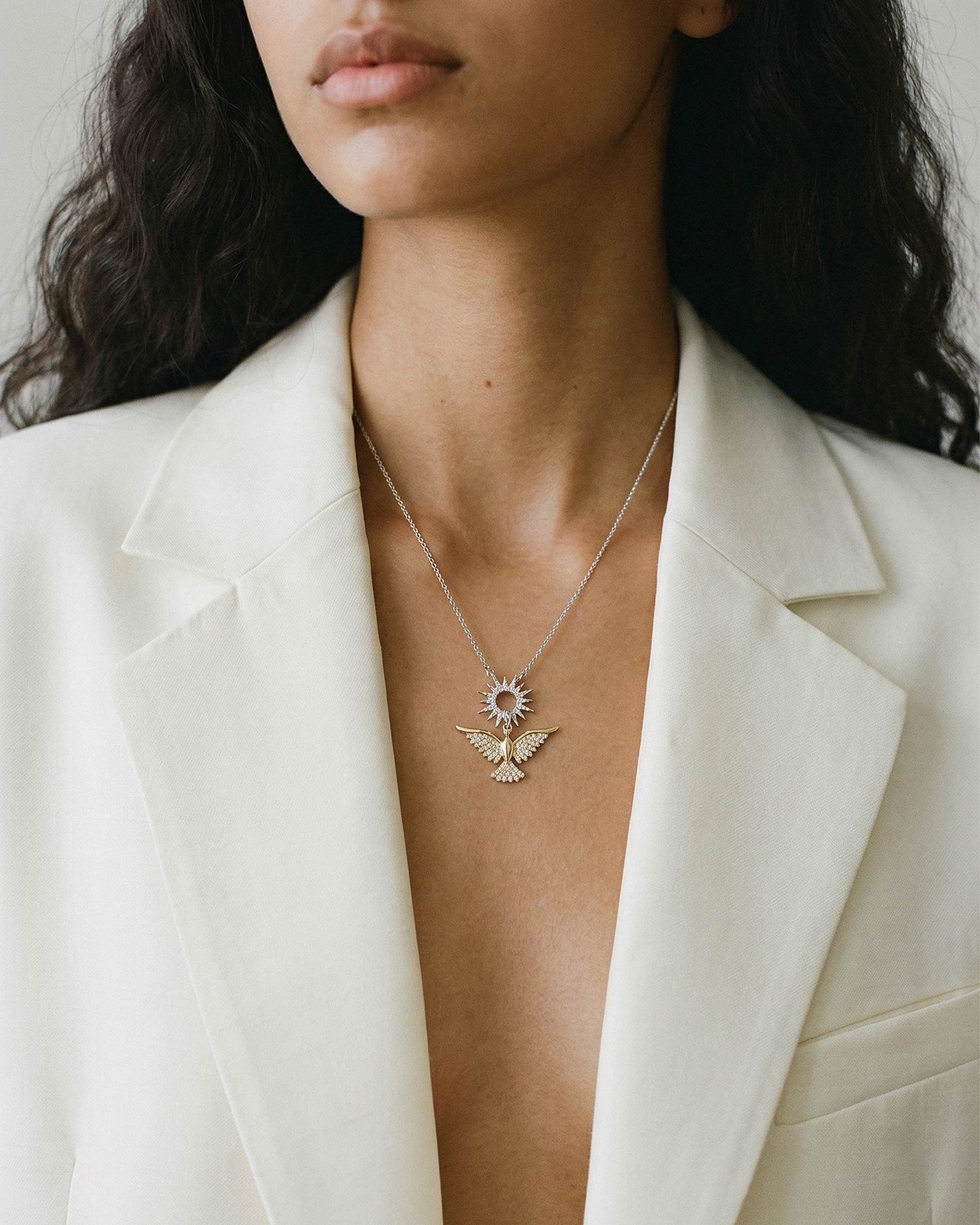 Колье Феникс COFFEE x LEMONS на девушке с подвеской птицы и солнца