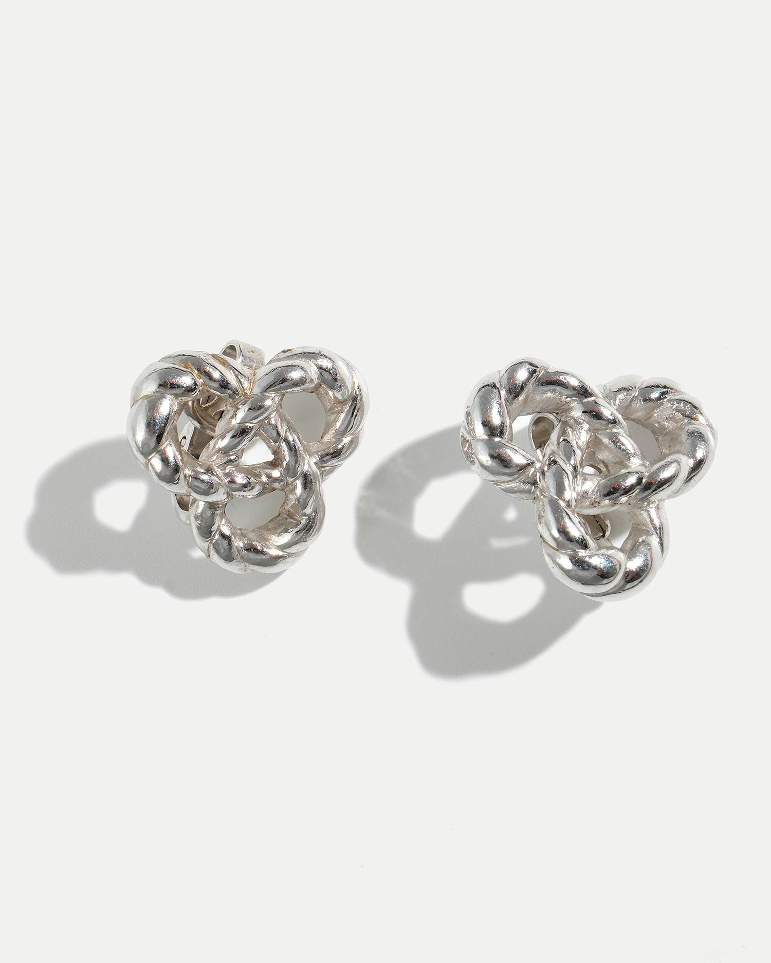 Винтажные клипсы Trifari в форме переплетенных звеньев