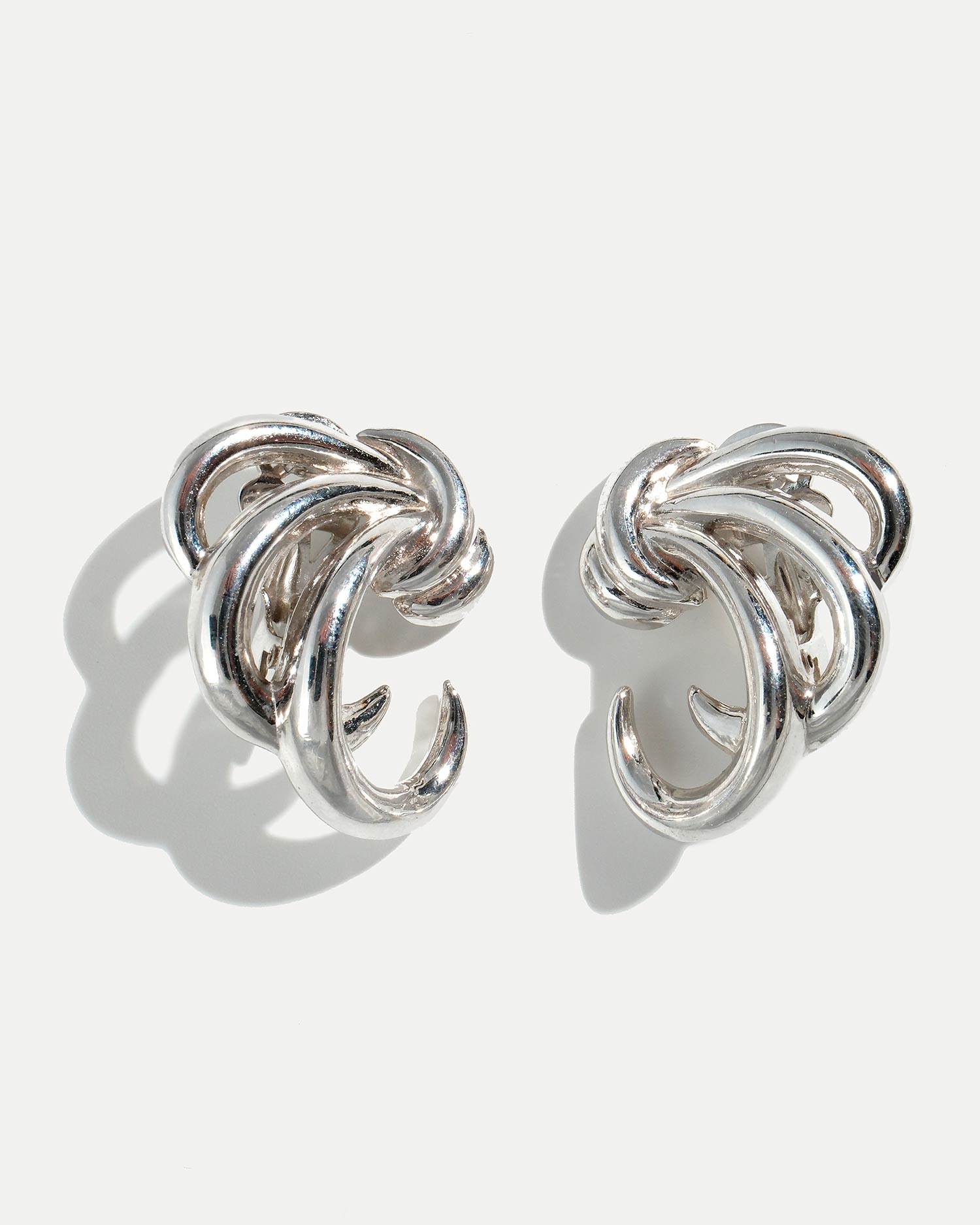 Скульптурные винтажные клипсы Trifari