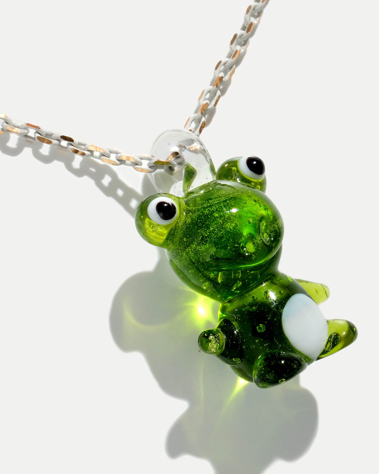Колье с лягушкой выполненной в технике лэмпворк
