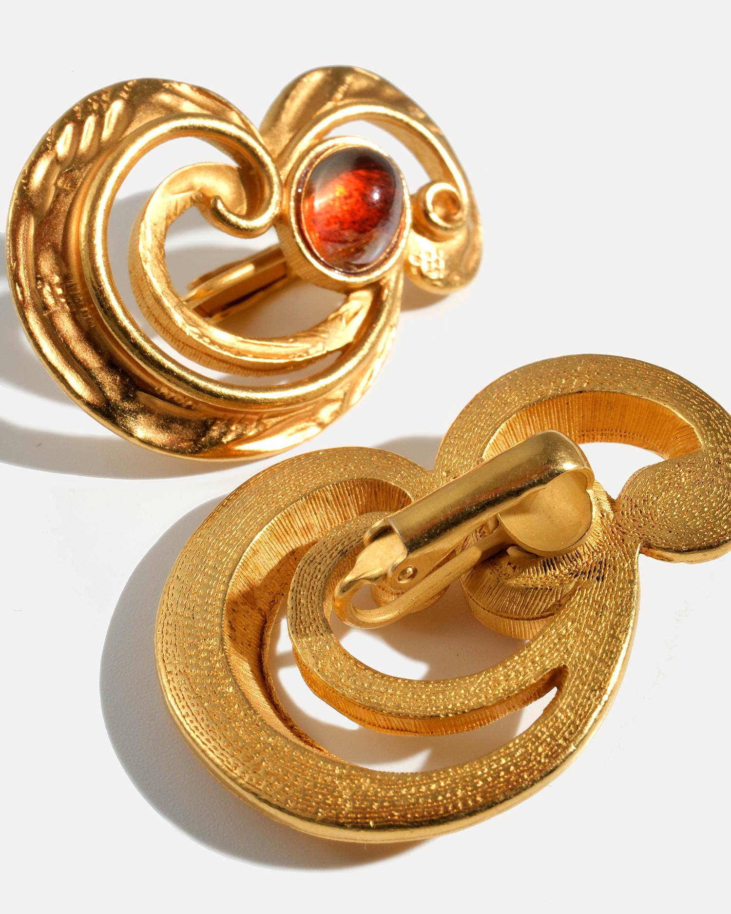 Винтажные клипсы 80х годов с янтарным камнем любит