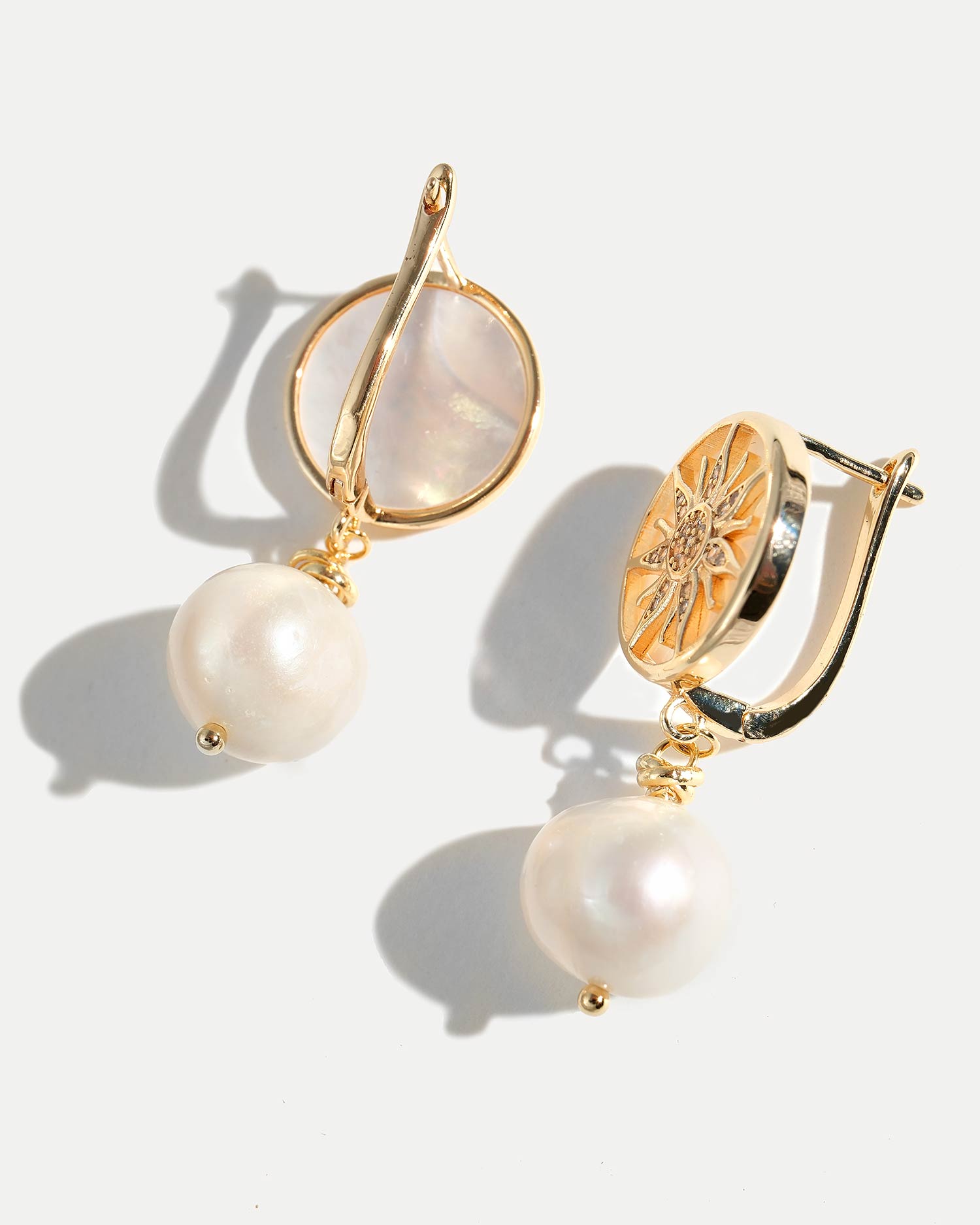 Золотые серьги в виде солнца с жемчугом от COFFEE x LEMONS