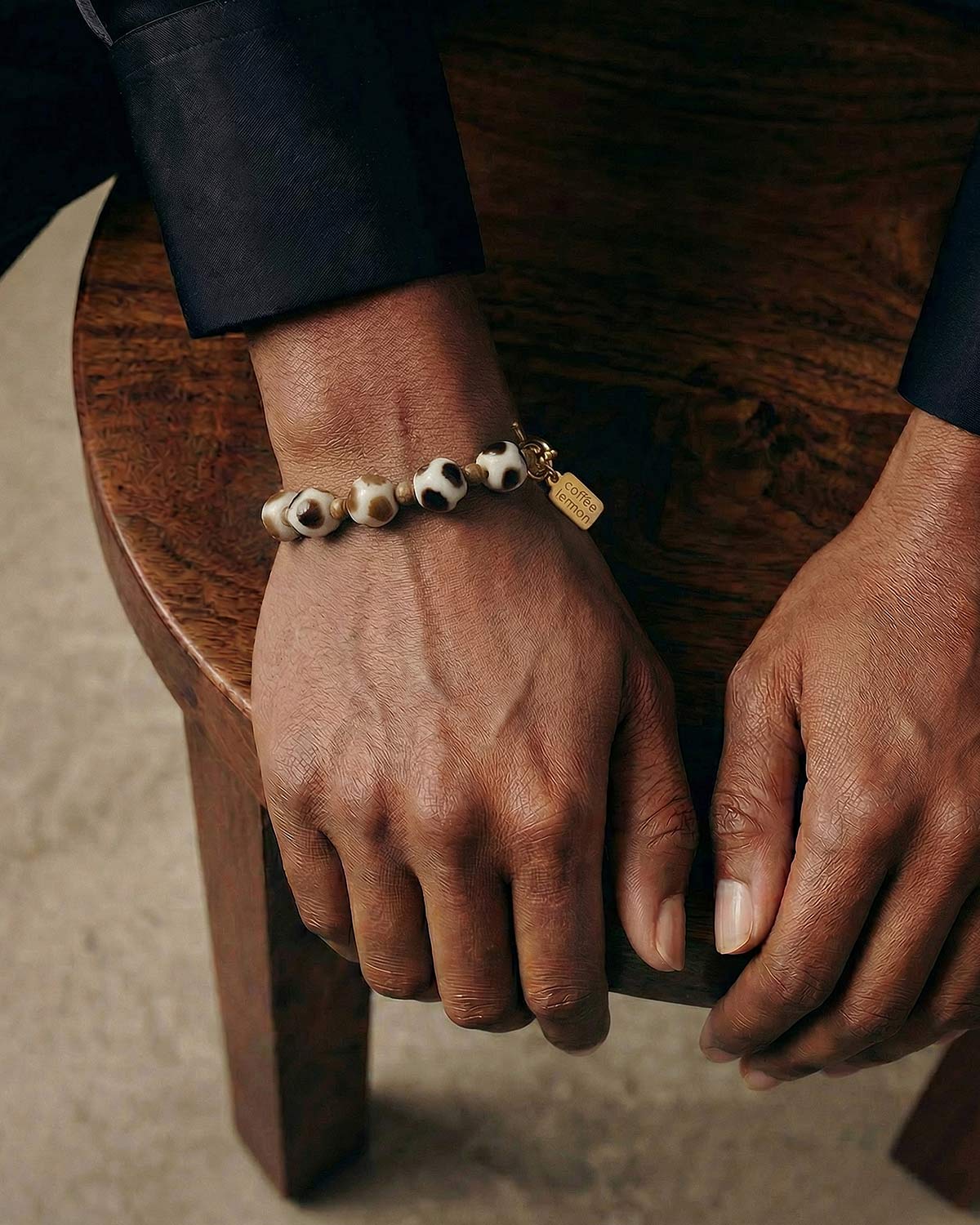 браслет с бусинами жирафа крупным планом на руке