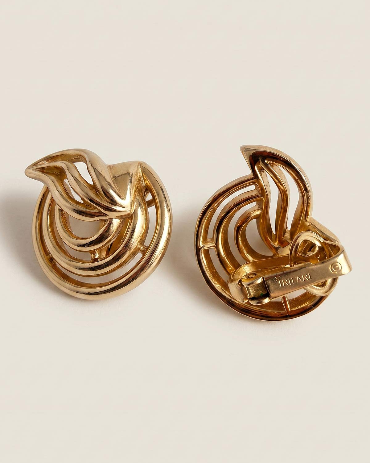 Винтажные клипсы от Trifari золотого цвета