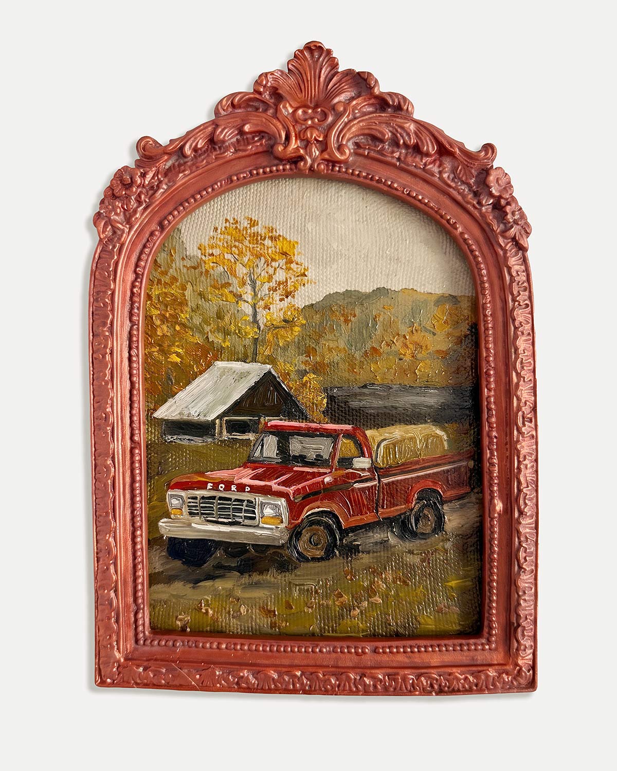 Картина в красной рамке, машина Ford со стогом сена