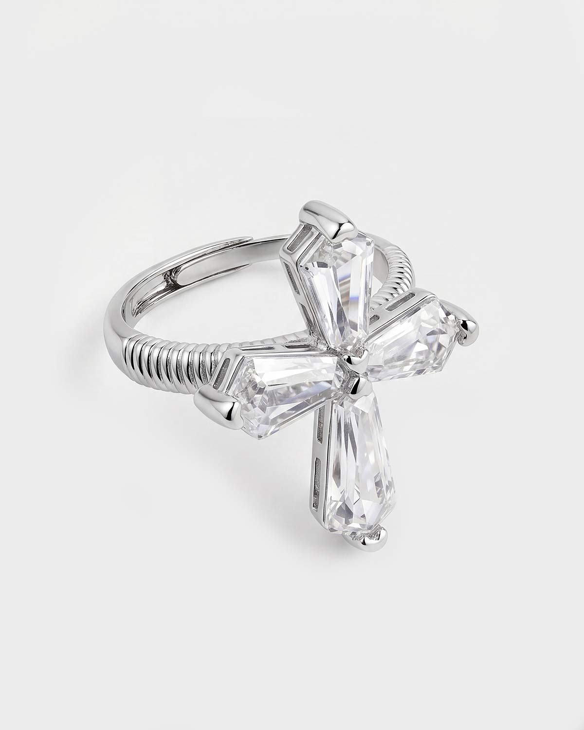 Серебристое кольцо в форме креста с с фианитами