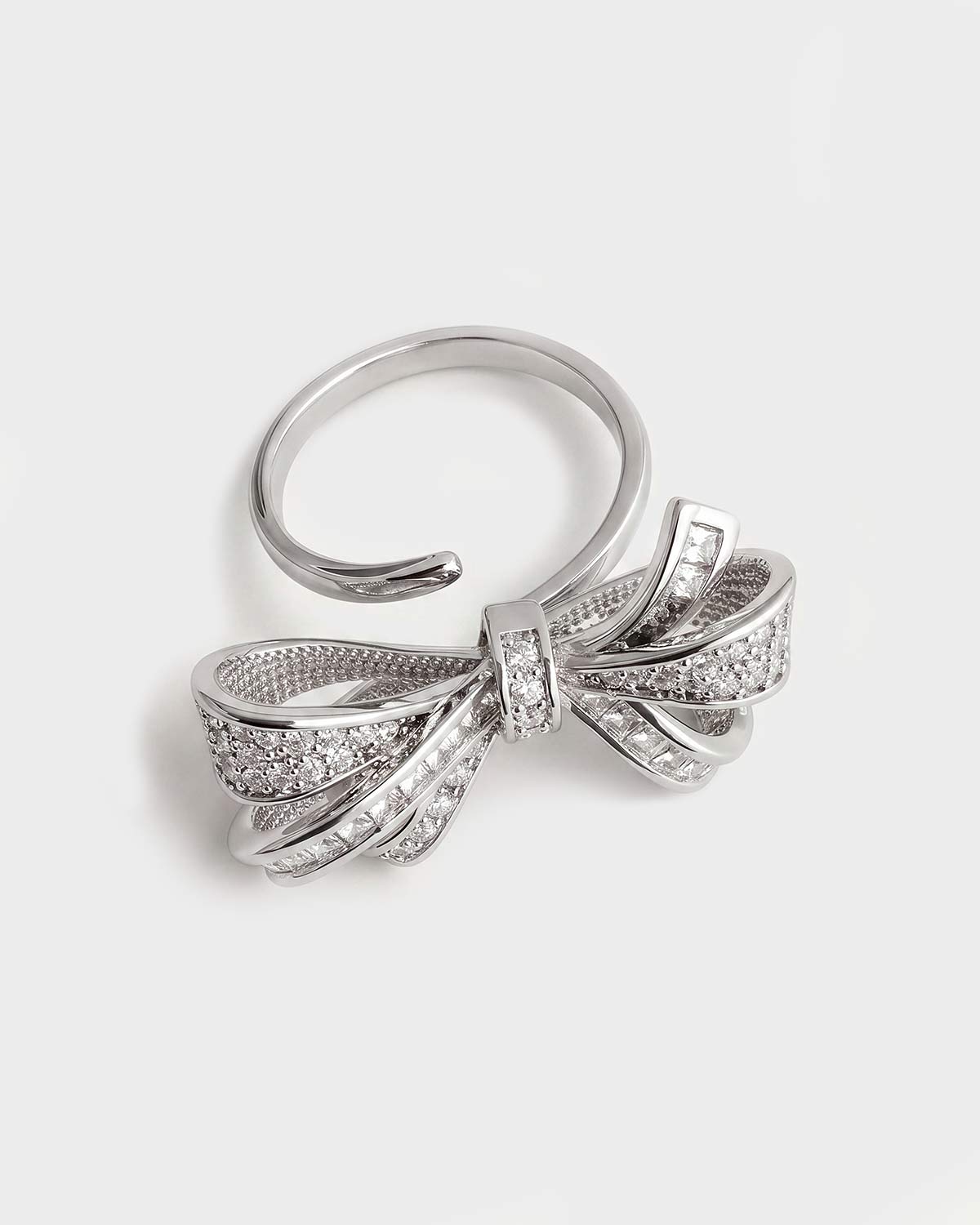 Серебристое кольцо в форме банта с фианитами