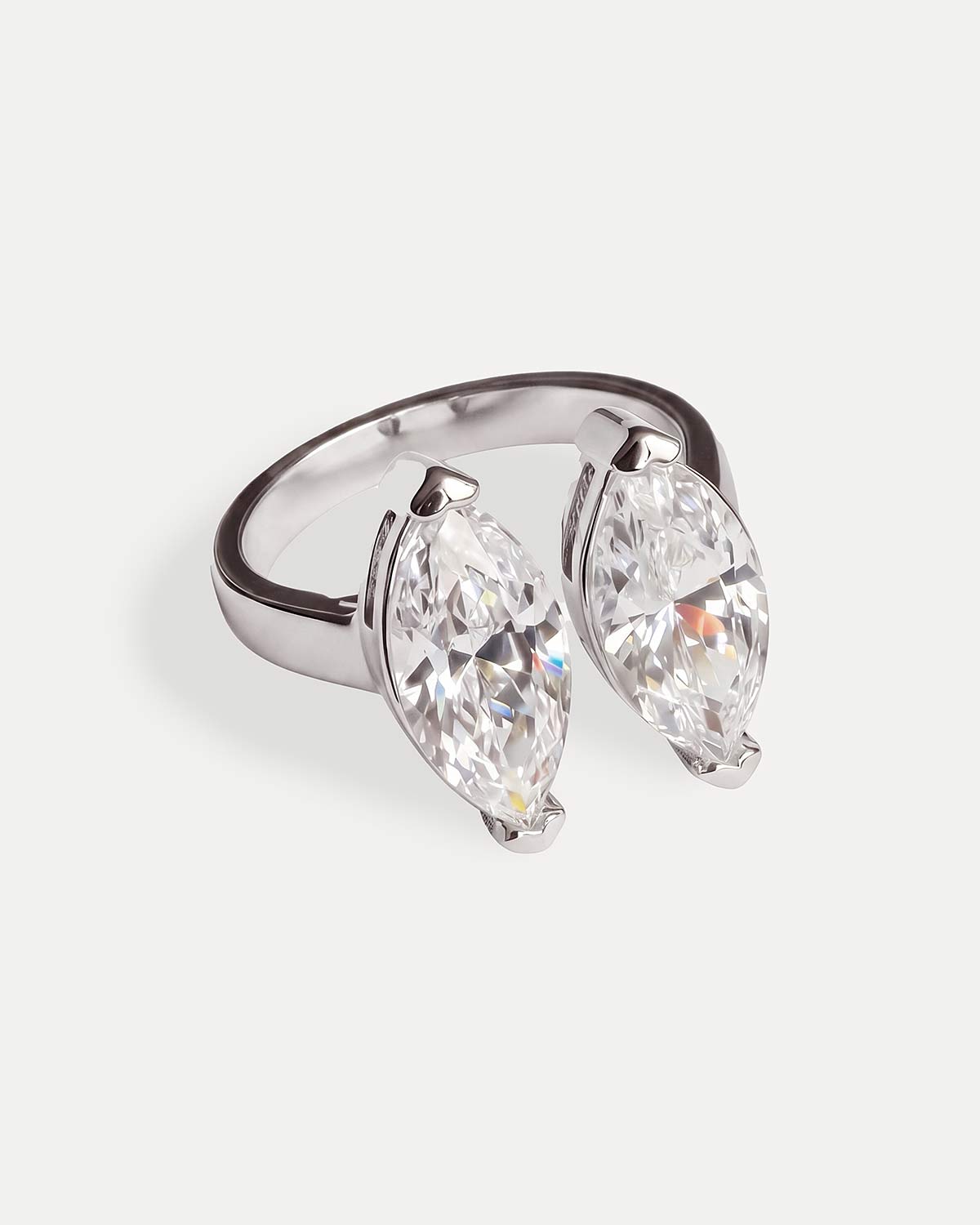 Кольцо безразмерное серебристого цвета с двумя крупными фианитами