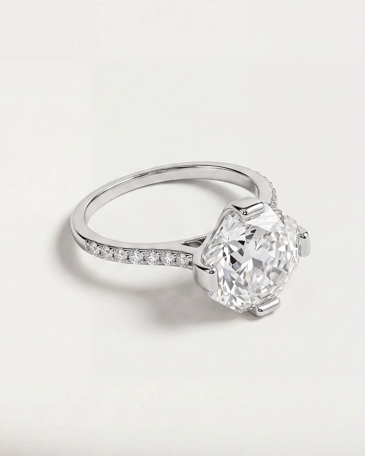 Серебристое кольцо с фианитом в форме розы