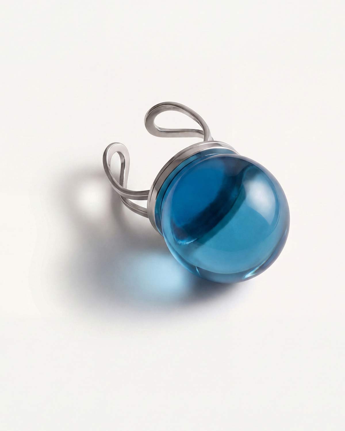 Серебристое кольцо с большим сферическим синим камнем люцитом