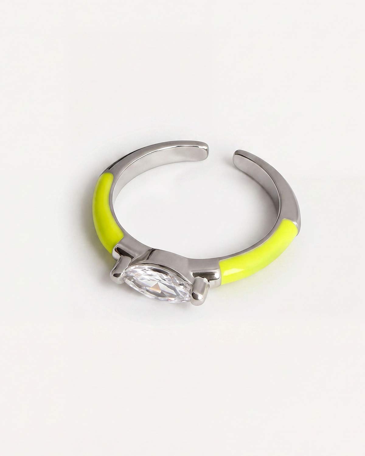 Серебристое кольцо из ювелирного с ярко-зеленой эмалью