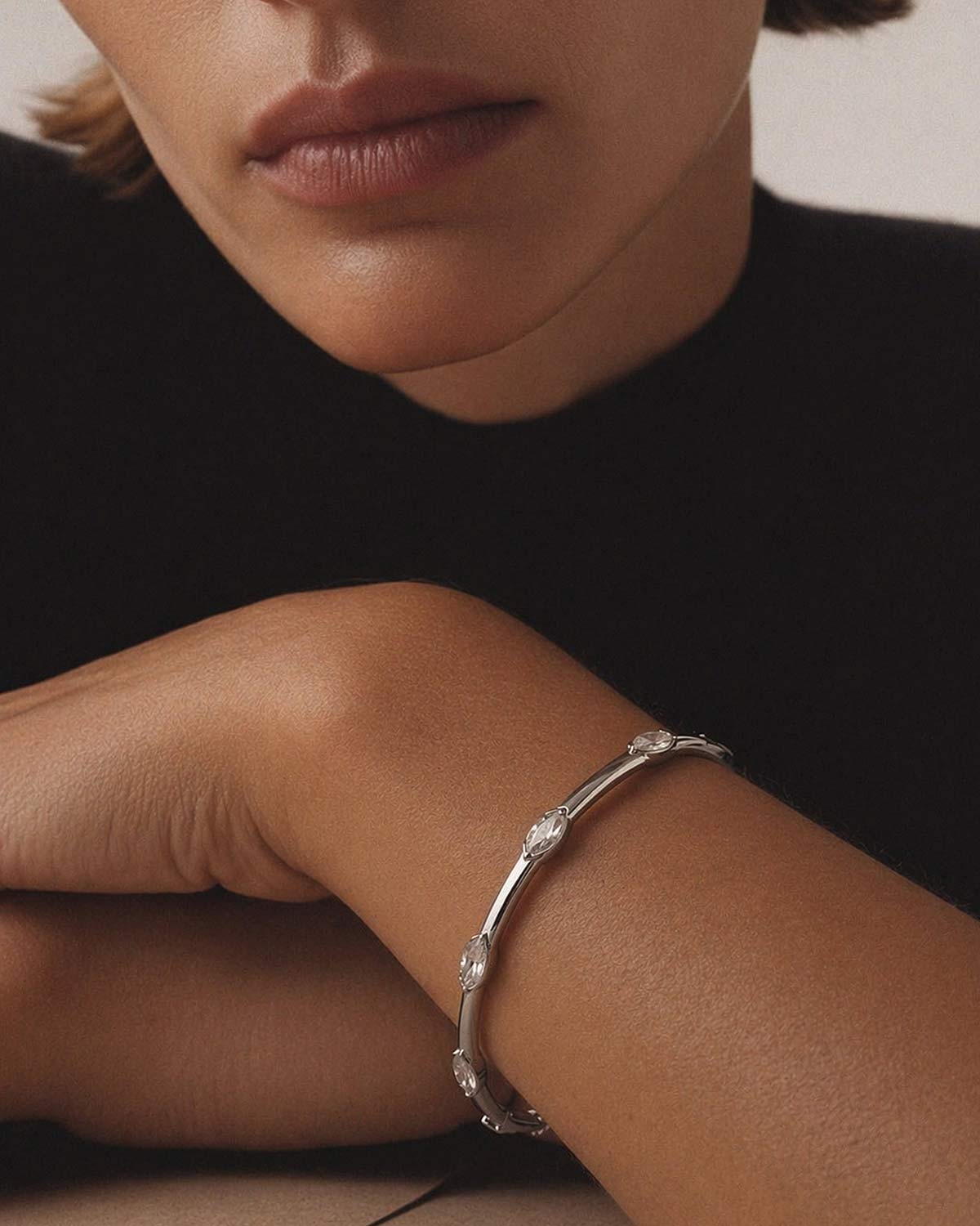 Серебристый браслет с фианитами овальной огранки