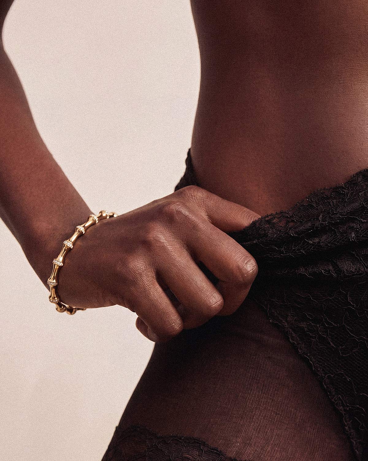 Золотистый браслет с фианитами в стиле бамбука