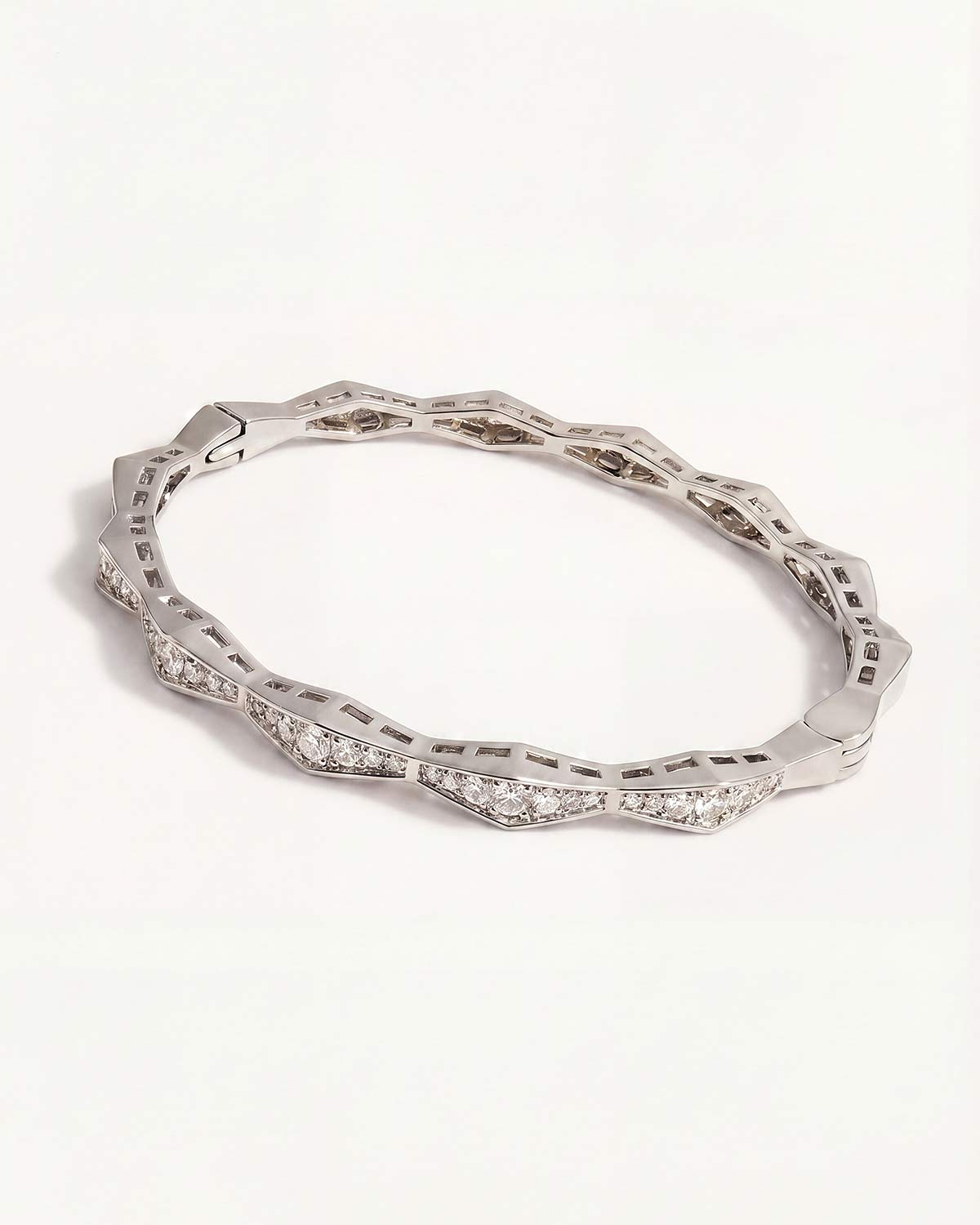 Серебристый браслет с фианитами ромбовидной огранки
