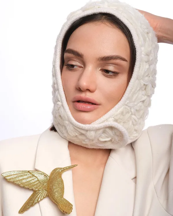 Теплый чепчик с объемной вышивкой цветочками GREY GARDENS WHITE от бренда COFFEE x LEMONS