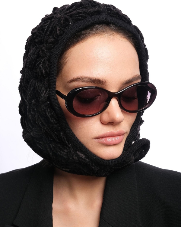 Черный чепчик в классическом стиле связанный вручную с узорами GREY GARDENS BLACK от бренда COFFEE x LEMONS