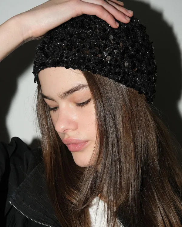 Шапка черного цвета с пайетками в технике кроше GATSBY BLACK от COFFEE x LEMONS