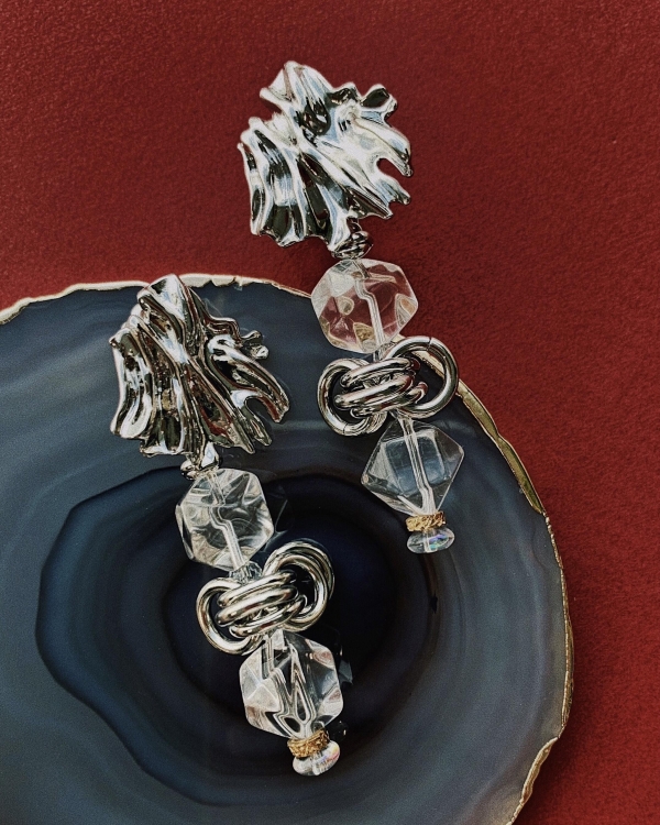 Серьги серебряные из горного хрусталя, стекла и ювелирного сплава с родиевым покрытием