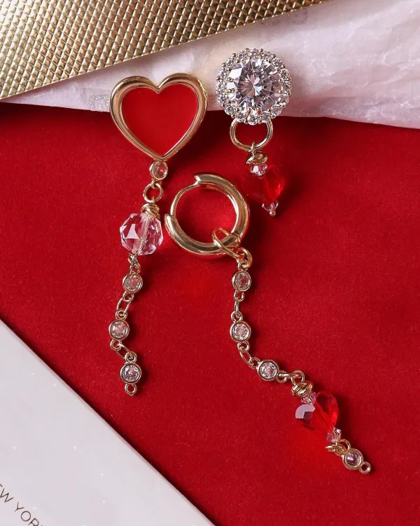 Серьги Three Hearts с кристаллами Swarovski из фианитов, чешского стекла, эмали, горного хрусталя и ювелирного сплава, покрытого 18К золотом.