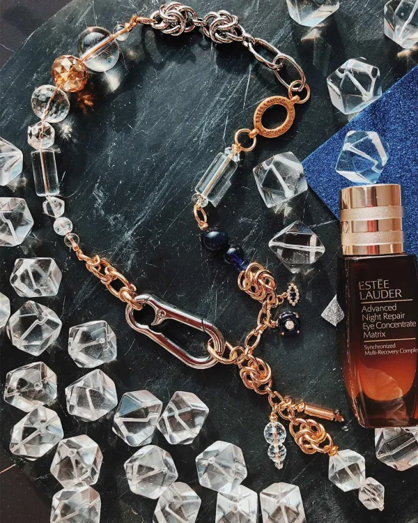 Золотое колье с прозрачными бусинами из коллаборации Estēe Lauder & COFFEE x LEMONS