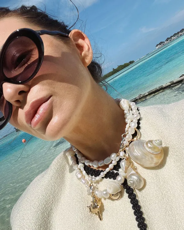 Яна Фисти в колье с ракушками и жемчугом от COFFEE x LEMONS PEARLS AND SHELLS 