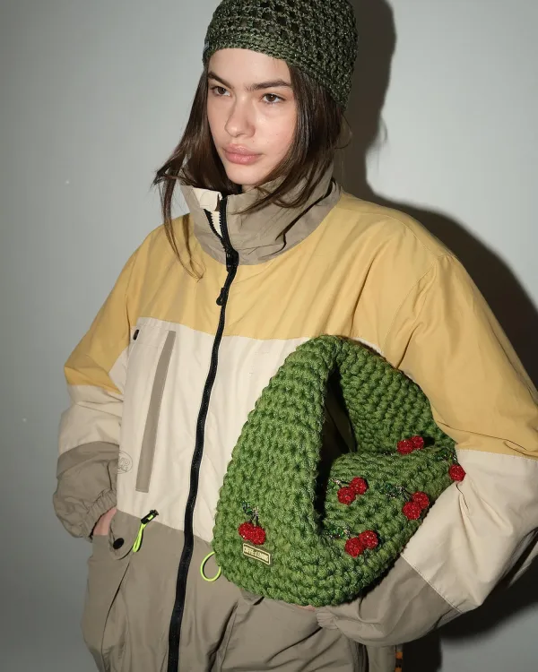 Зеленая сумка связанная вручную из пряжи COFFEE X LEMONS KATE CHERRY GREEN с вишнями