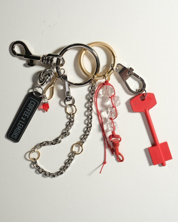 Брелок на сумку из цепей с ключом BASE KEY RED COFFEE X LEMONS