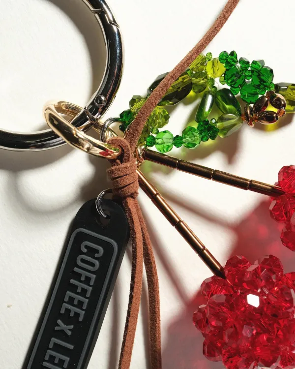 Брелоhttps://coffeexlemons.ru/sites/default/files/styles/thumbnail/public/product_img/decorations/2025-03/cherry_coffeexlemons1.jpg?itok=cmIwFav2к на сумку из кристаллов в виде большой вишни CHERRY MAXI от бренда COFFEE x LEMONS