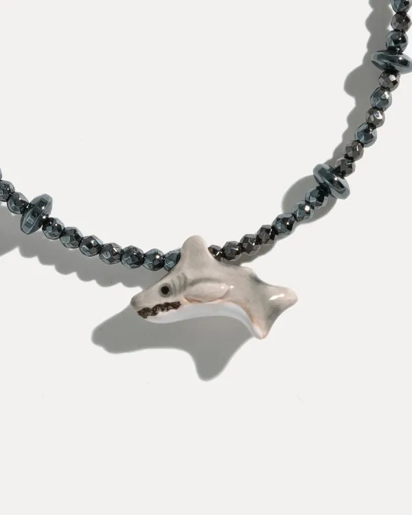 Браслет BABY SHARK черного цвета с керамической акулой от бренда COFFEE x LEMONS