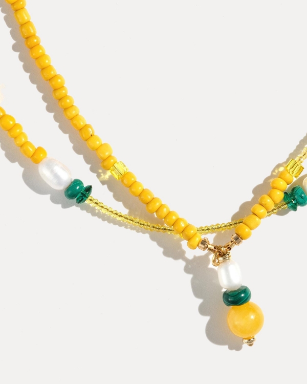 Колье ручной работы желтого цвета из бисера с натуральным малахитом CORN MALACHITE от COFFEE x LEMONS