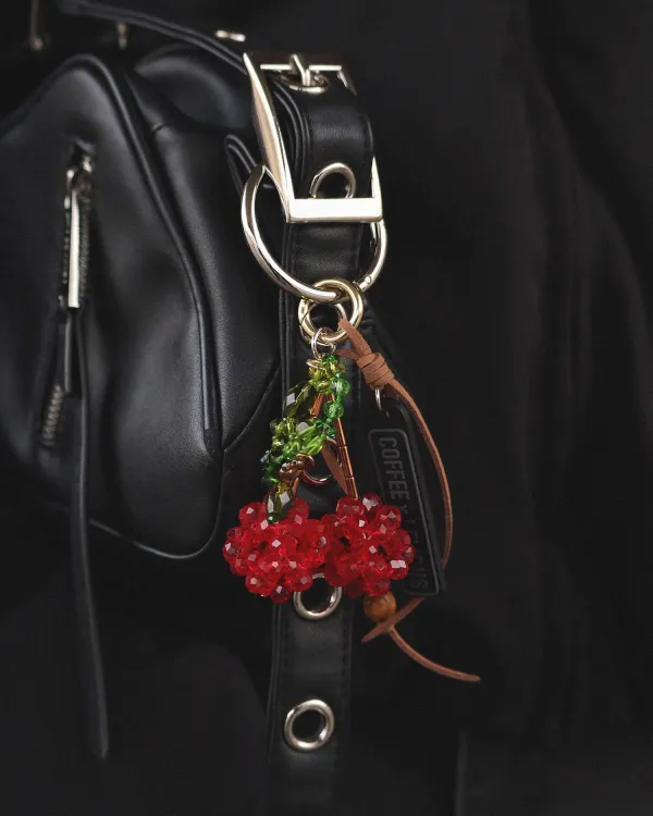 https://coffeexlemons.ru/sites/default/files/styles/thumbnail/public/product_img/decorations/2024-07/SHOP_CXL_new_268.jpg?itok=PHaIUPmDЧто повесить на сумку в виде вишни. 