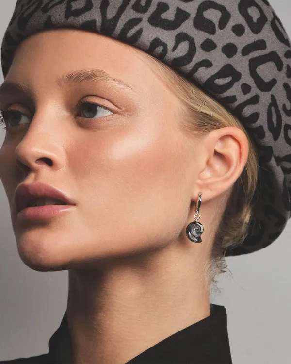 Серьги с ракушкой, кристаллами Swarovski и горным хрусталем