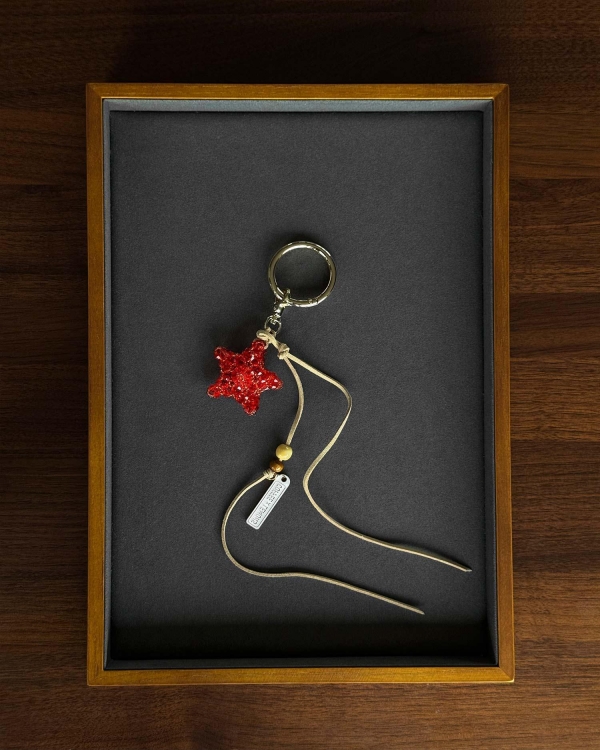 Брелок на сумку RED STAR KEYCHAIN в виде красной морской звезды от COFFEE x LEMONS