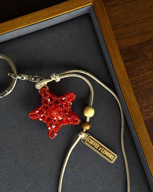 Брелок RED STAR KEYCHAIN в виде красной морской звезды от COFFEE x LEMONS