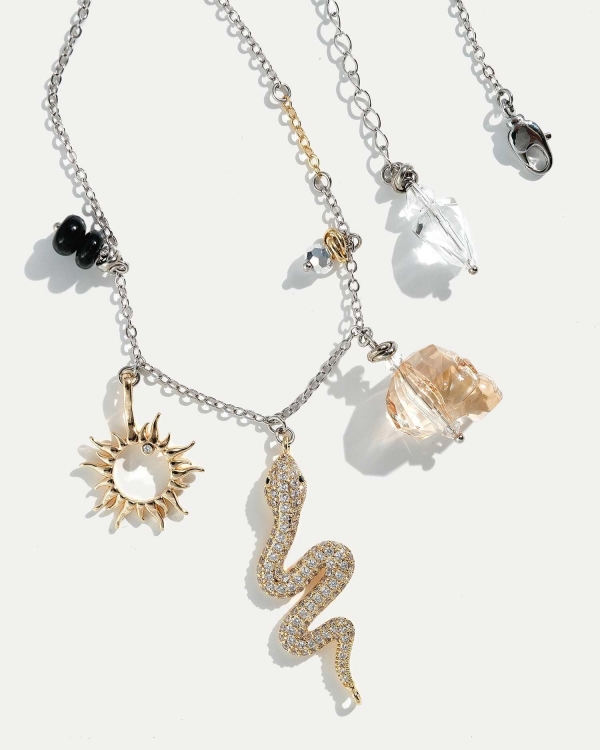 Колье ручной работы с золотой змеей и хрустальным черепом Swarovski от бренда Кофе Лемонс